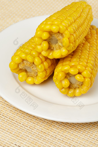 盘子里煮熟的玉米摄影图
