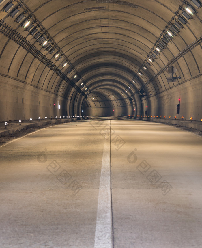 暗色调寂静的隧道摄影图