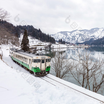 冬天行驶在河边的火车