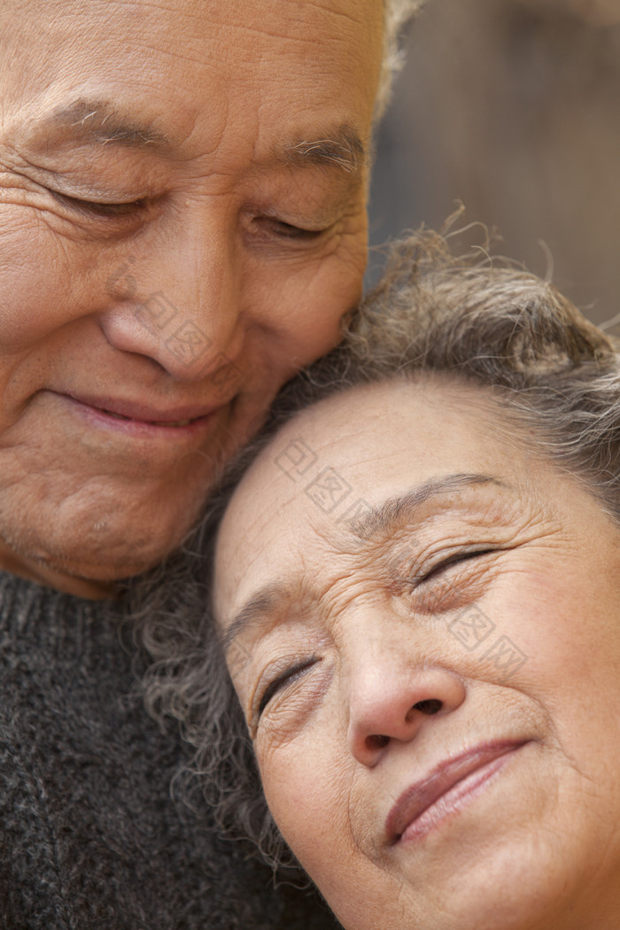 幸福拥抱的老年人夫妻