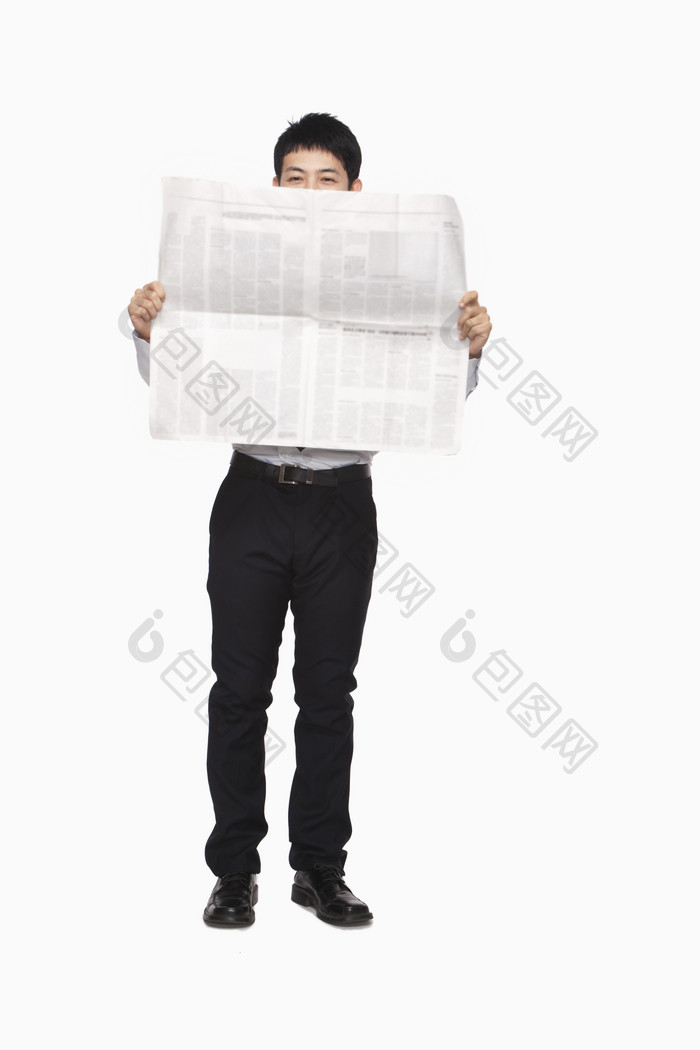 站立看报纸的男人摄影图