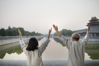 湖边健身的<strong>人物背影</strong>