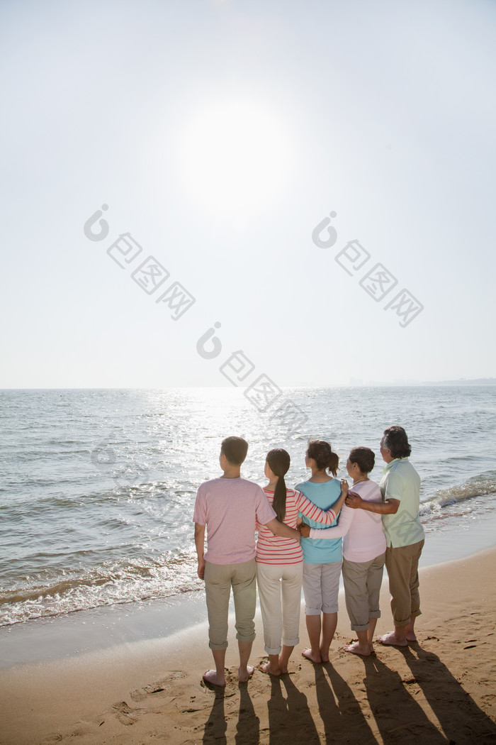 海边一家人人物背景