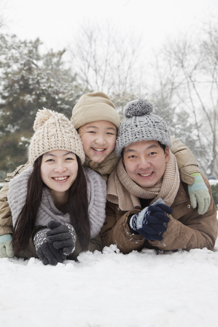 男人女人爸爸妈妈女儿趴着雪地上冬天毛线帽
