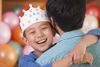 爸爸儿子小男孩生日派对庆生生日帽背着微笑