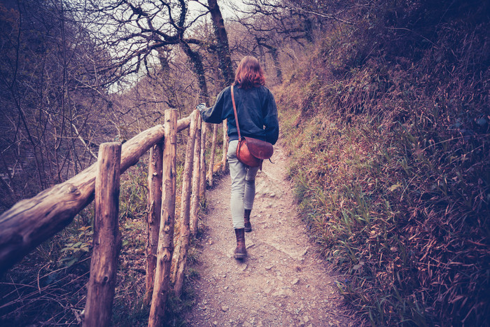 徒步旅行登山女孩