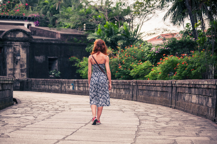 青石路上的女人摄影图