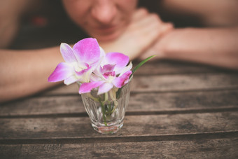 玻璃杯里的花朵摄影图