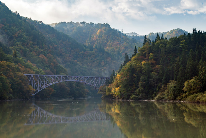 山谷中的铁路桥摄影图