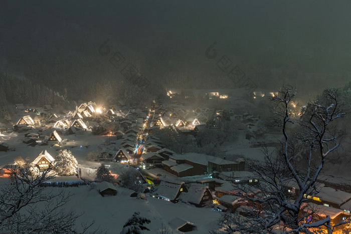 冰雪小镇夜晚景色