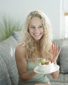 简约风吃蛋糕的女人摄影图