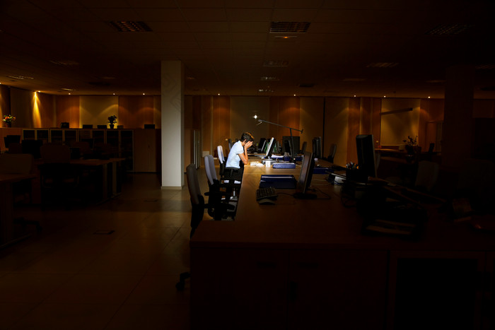 的加班劳累的女人素材免费下载,本次作品主题是摄影图,使用场景是其它