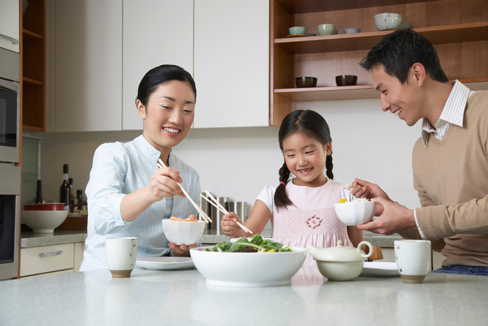 居家餐桌吃饭的一家人