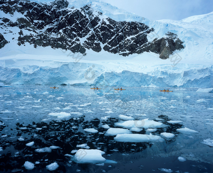 蓝色调融化的冰面摄影图