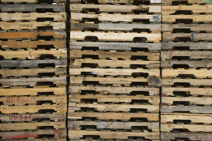 堆积的木质蜂巢摄影图
