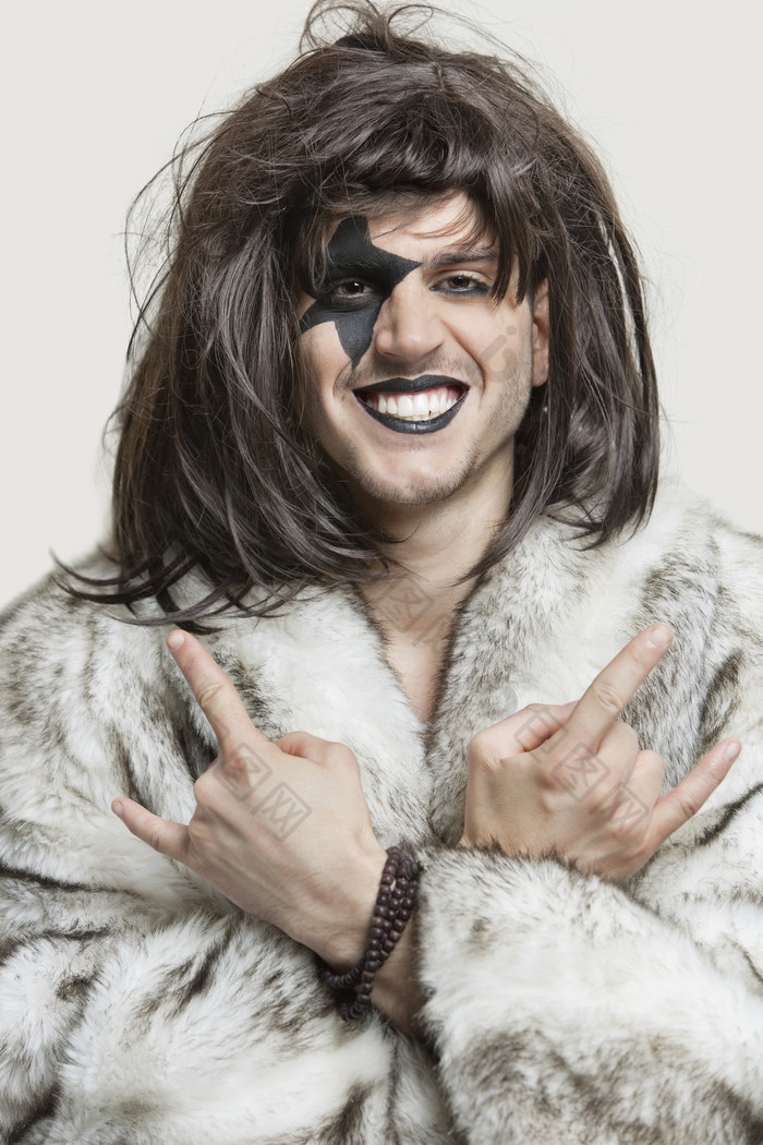 化妆夸张的长发男士