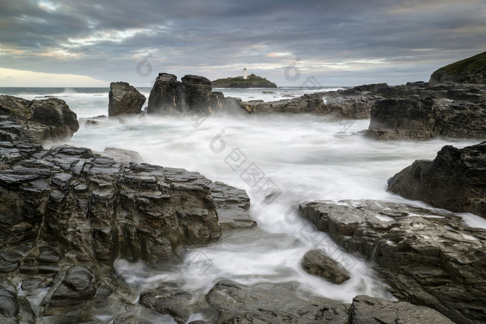海边的海水石头摄影图