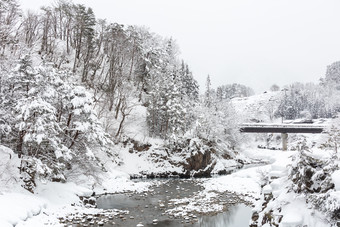 冬天山坡小桥上的积雪