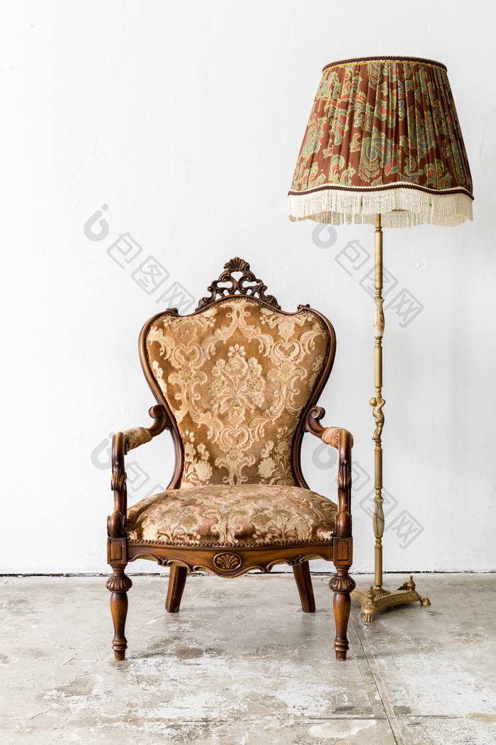 复古的椅子和台灯
