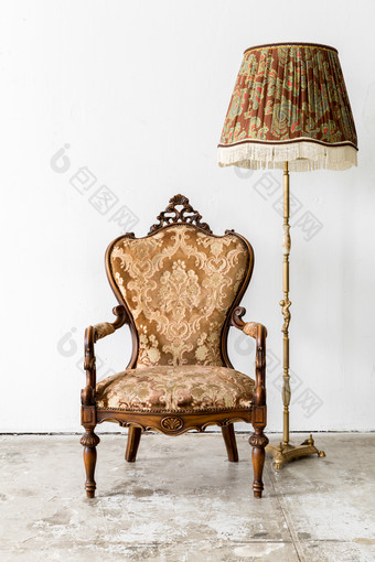 复古的椅子和台灯