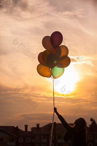 黄昏阳光下的气球