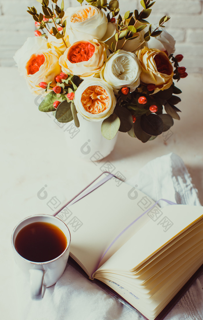 一杯咖啡和书本摄影图