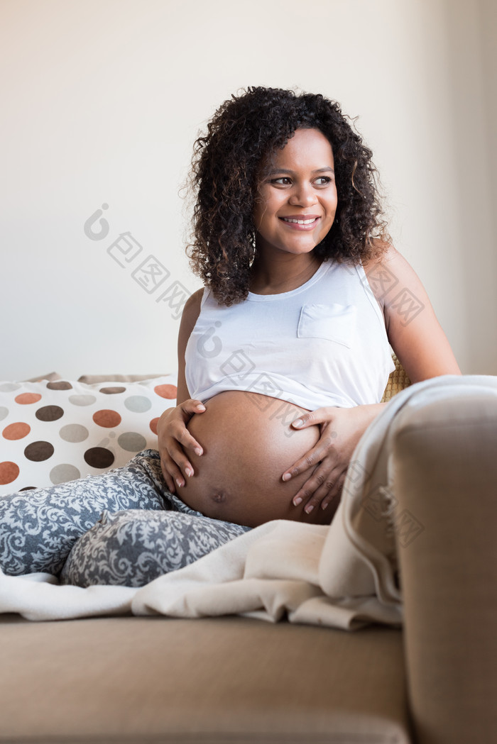 黑人孕妇抚摸孕肚看窗外
