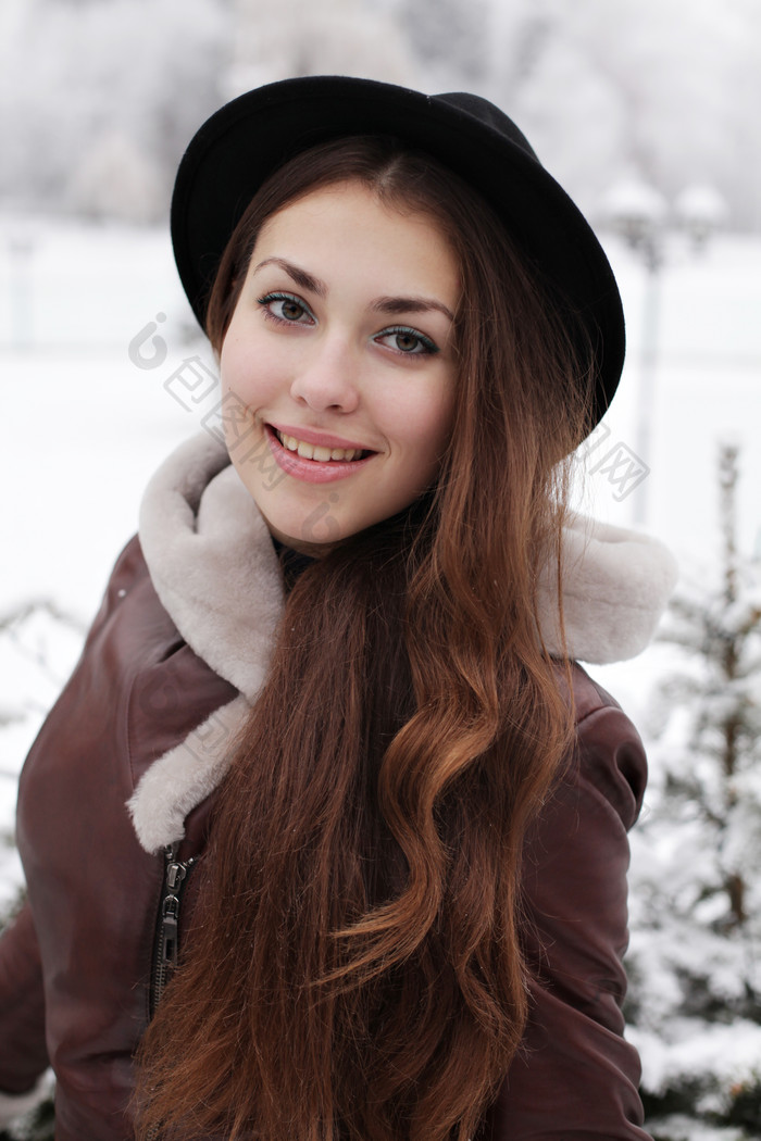 冬季戴礼帽的女人