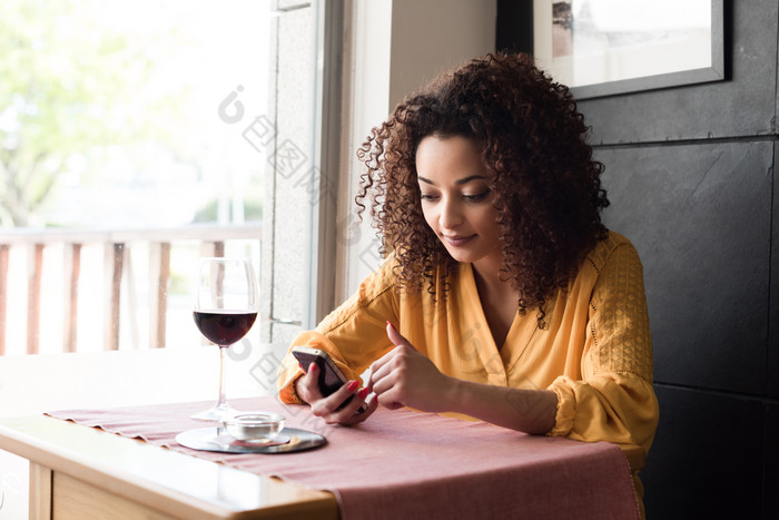 暗色调酒吧中的女人摄影图