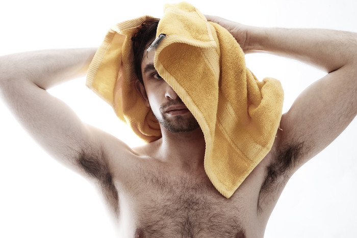 简约洗头的男人摄影图