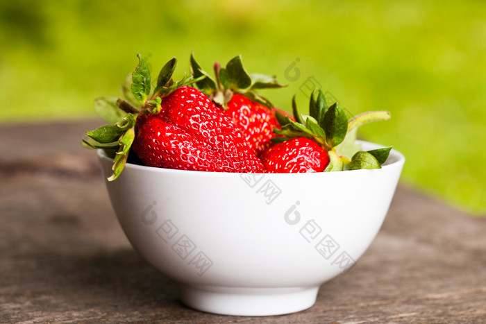 一碗红色草莓摄影图