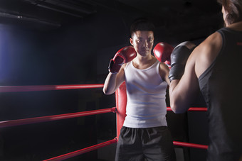<strong>打拳击</strong>的运动员摄影图