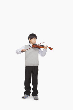 男孩拉小提琴摄影图