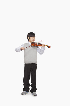 男孩拉小提琴