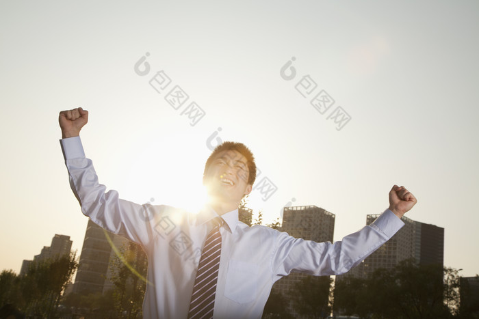 男人成熟的衬衫微笑举着手开心的成功的摄影