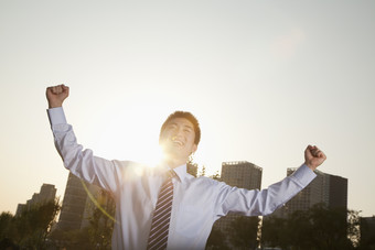 <strong>男人成熟</strong>的衬衫微笑举着手开心的成功的摄影