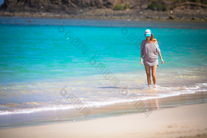 假期旅游海边沙滩大海漂亮女人风景摄影照片