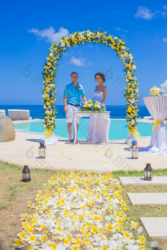 蓝色调海边举行婚礼摄影图