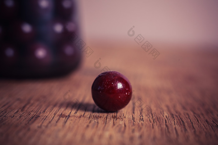 桌面上的红色糖果