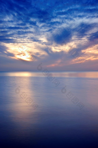 蓝色调漂亮的大海洋摄影图