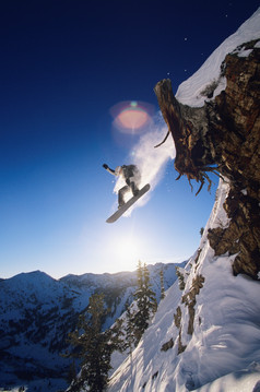 暗色调从山上滑雪摄影图