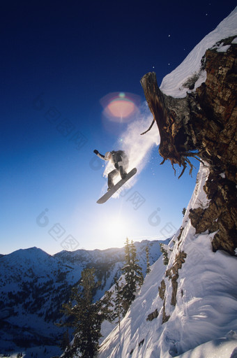 暗色调从山上<strong>滑雪</strong>摄影图