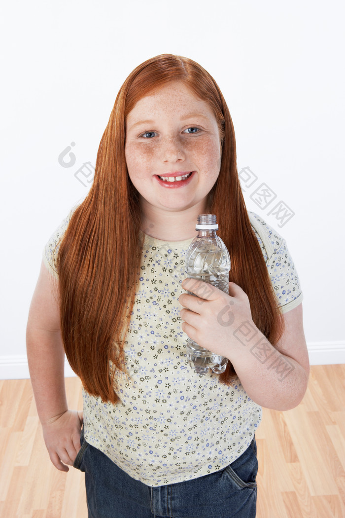 简约喝水的小孩子摄影图