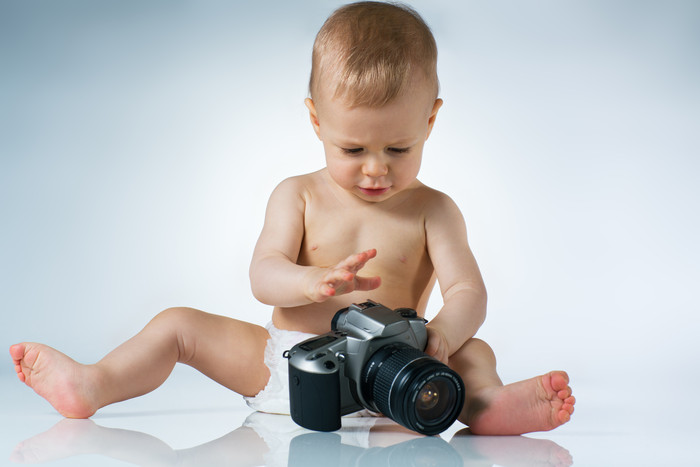 玩数码相机的婴儿