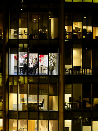 暗色调<strong>夜晚</strong>的办公楼摄影图