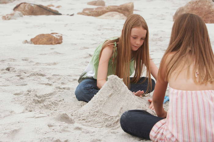 简约玩沙子的女孩们摄影图