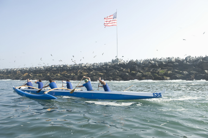 蓝色调划船比赛摄影图