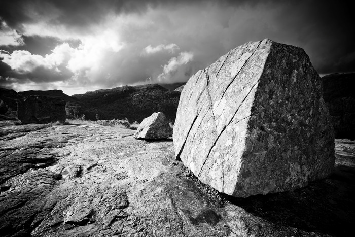 黑白风格大石头摄影图