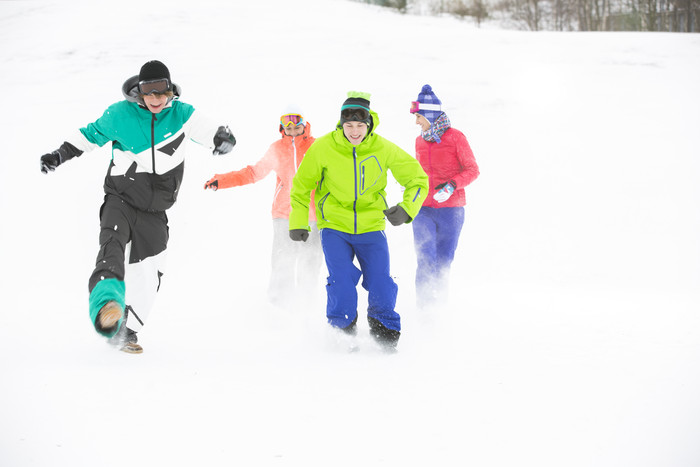 清新风格在滑雪的人们摄影图