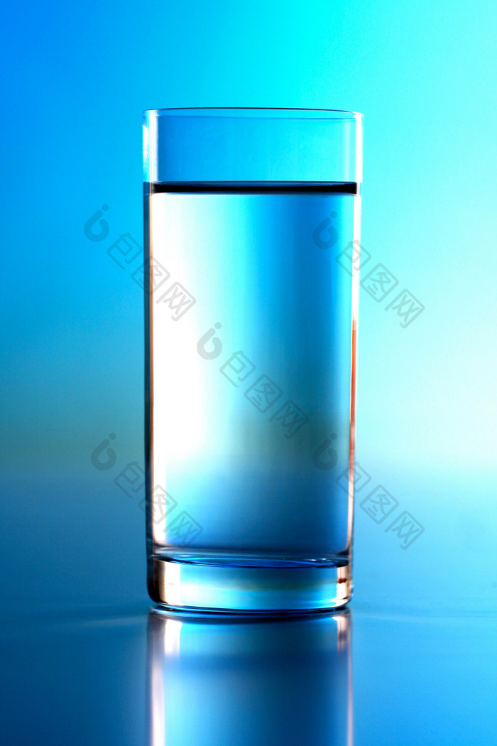 蓝色调水杯摄影图